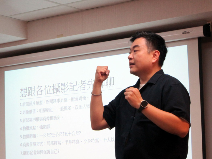 廖健翔表示，攝影記者工作節奏很快，因此更須小心，編輯台也須要審慎把關。（特約記者陳洧農攝）