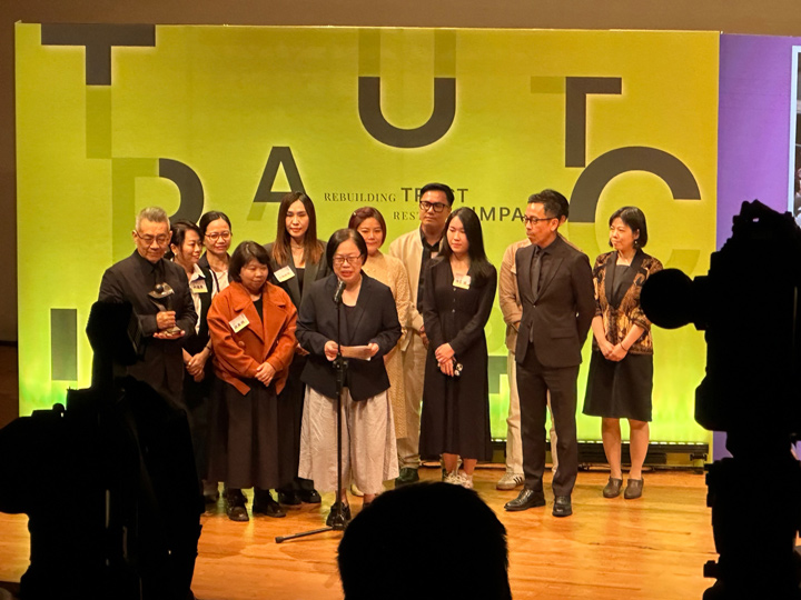 《東南亞語新聞》製作人蘇玲瑤率領團隊領獎。（特約記者宋思彤攝）