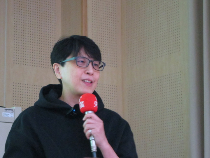 歐陽夢萍表示，記者必須要在最短的時間內了解新聞的內容，並將其簡單地陳述出來。（特約記者陳洧農攝）