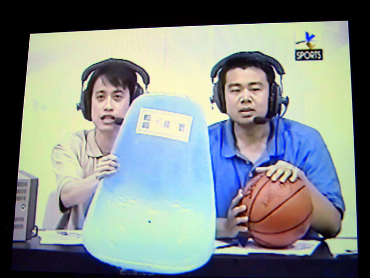 「中菲大亂鬥」現場，一張偌大的觀眾席塑膠椅從歐陽夢萍頭上飛過。（特約記者陳洧農翻攝）