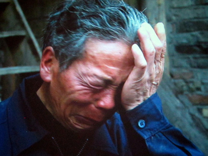 災難現場的情緒張力相當考驗記者的心理素質與專業能力。（圖為雅安大地震的罹難者家屬，特約記者陳洧農翻攝）