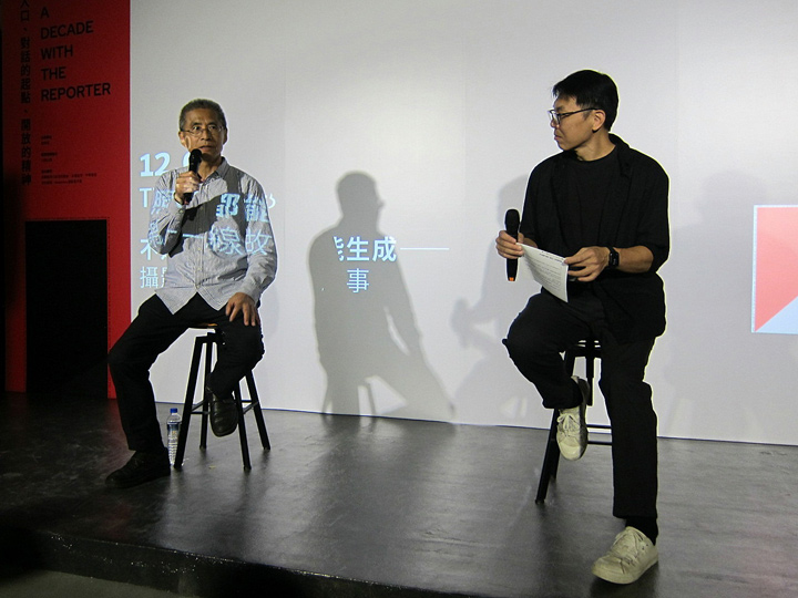 資深攝影記者黃子明（左）與《報導者》攝影部主任黃世澤（右）針對新聞攝影在 AI 時代的價值進行深度對談。（特約記者陳洧農攝）
