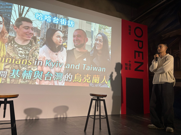 哈哈台團隊意識到純娛樂內容已難以完全回應觀眾期待，因此與記者劉致昕合作烏俄戰爭專題。（特約記者林婕宇攝）