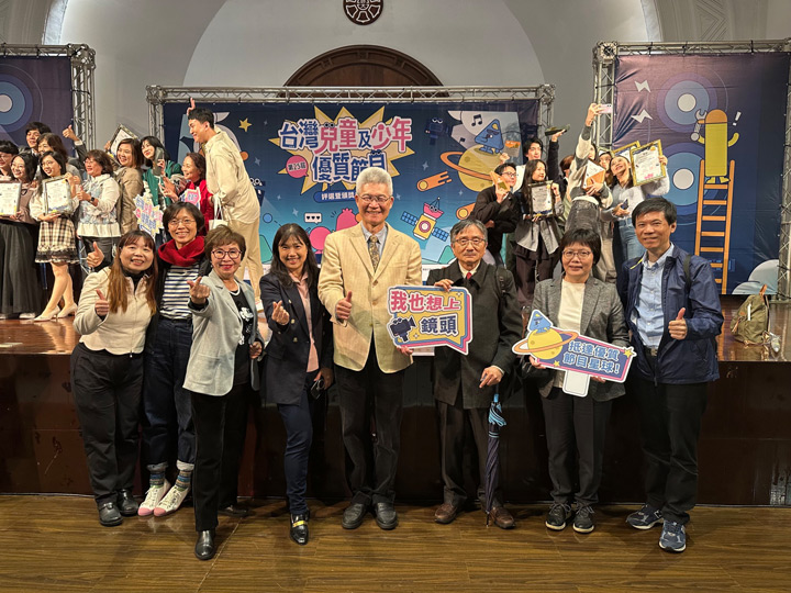 媒觀董事長洪貞玲(左四)、執行長蔡蕙如(左二)以及公視董事長胡元輝(中)等人,皆出席頒獎典禮。(圖/特約記者宋思彤攝) 媒觀董事長洪貞玲(左四)、執行長蔡蕙如(左二)以及公視董事長胡元輝(中)等人,皆出席頒獎典禮。(圖/特約記者宋思彤攝)
