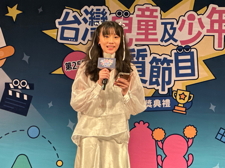 聲音類兒少共評之星朱語晴,感謝兒少節目的製作團隊,看見大家的需求。(圖/特約記者宋思彤攝) 聲音類兒少共評之星朱語晴,感謝兒少節目的製作團隊,看見大家的需求。(圖/特約記者宋思彤攝)