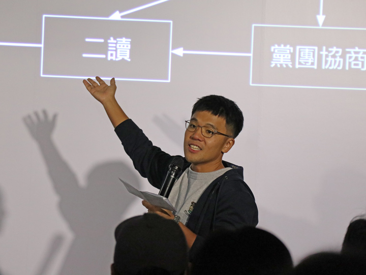 楊貴智以簡單的語言和生動舉例，講解複雜且漫長的立法流程。（特約記者高于棋攝）