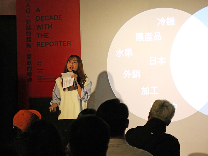 簡毅慧以「芒果乾」與「中國」說明「LDA主題模型」的運作邏輯。（特約記者高于棋攝）