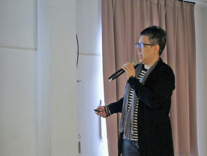 王維菁笑說：「我有點好奇：以後學生的論文如果用AI要不要標示或揭露？學生可能會覺得頭很痛。」（特約記者陳洧農攝）
