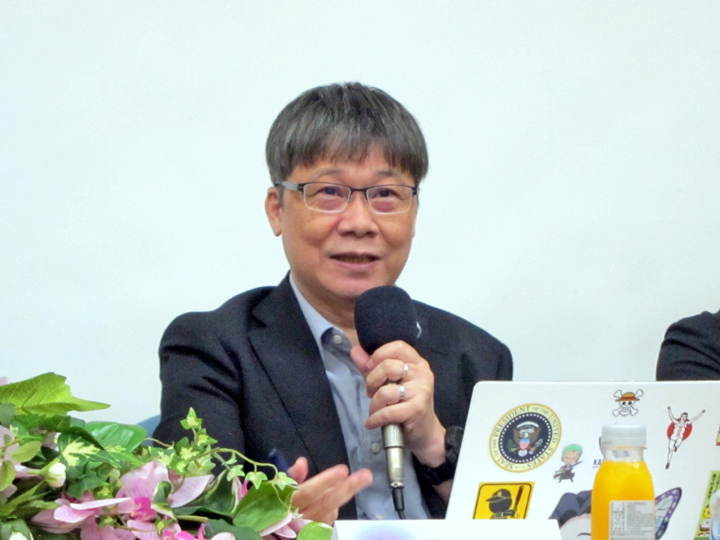 許建榮指出政府處裡不實訊息的種種困難。（特約記者陳洧農攝）