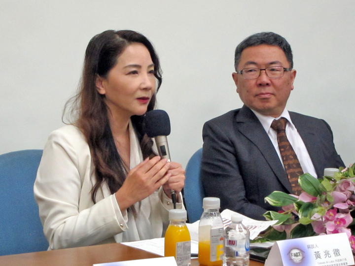 黃兆徽（左）提出媒體使用AI可能帶來的風險。（特約記者陳洧農攝）
