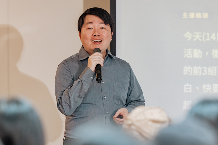 **陳國維從現場報導經驗淬鍊出「可聽性」法則，他表示，用聲音營造「氛圍與畫面」，能讓閱聽人更容易想像現場的情景。（特約攝影記者鄭宇辰攝）
