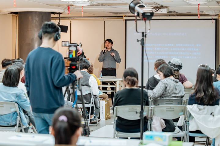 陳國維說，新聞播報首重時效，因此「可聽性」的強化還是要視記者和媒體的情況斟酌。（特約攝影記者鄭宇辰攝）