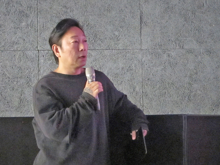 針對黃政嘉的觀點，鐘勝雄不斷提出越發深入的詰問。（特約記者陳洧農攝）