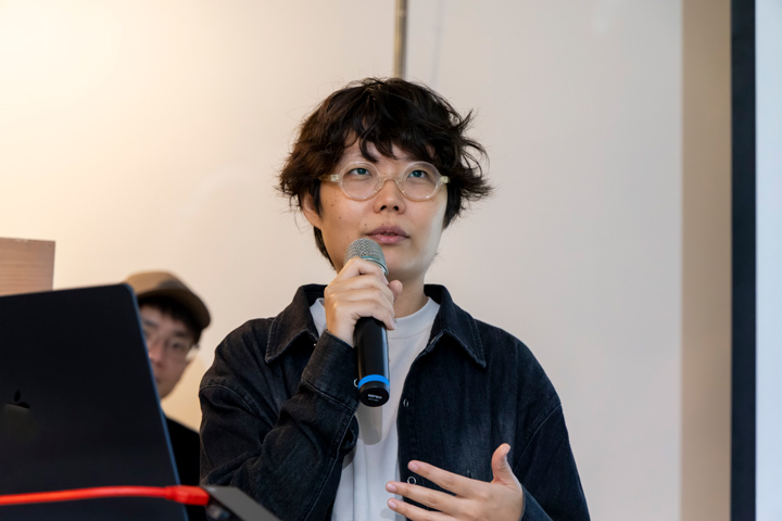 蔣銀珊說,處理複雜議題,目標是要將知識轉化成小學生都能看懂的程度。(特約攝影記者蔡昕翰攝) 蔣銀珊說,處理複雜議題,目標是要將知識轉化成小學生都能看懂的程度。(特約攝影記者蔡昕翰攝)