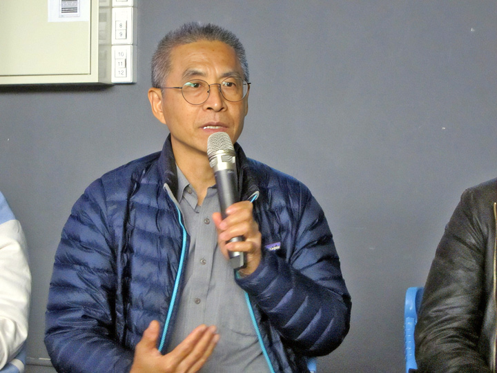 在報社工作之餘,黃子明還自己耕耘有興趣的議題,對於報導工作十分投入。(特約記者陳洧農攝) 在報社工作之餘,黃子明還自己耕耘有興趣的議題,對於報導工作十分投入。(特約記者陳洧農攝)