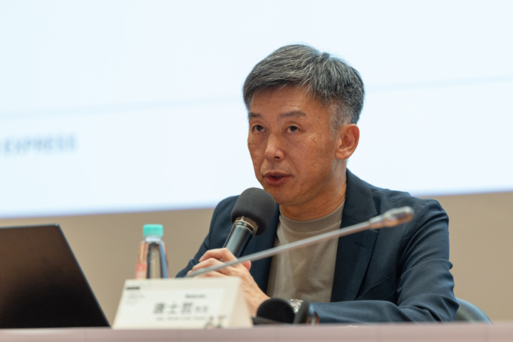 唐士哲簡短回應三位講者後,進入現場提問。(蔡昕翰攝) 唐士哲簡短回應三位講者後,進入現場提問。(蔡昕翰攝)