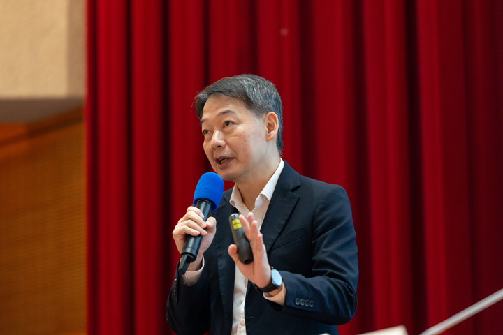王志仁指出，傳統媒體的廣告營收所剩不多，數位廣告營收又有近八成被科技平台瓜分。（蔡昕翰攝）