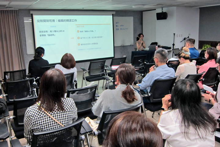 韋惟珊表示,資訊收集、議題擴張,都是AI可以協助的地方。「你要做的事情就是判斷跟決定這些東西是不是你要的。」(特約記者陳洧農攝) 韋惟珊表示,資訊收集、議題擴張,都是AI可以協助的地方。「你要做的事情就是判斷跟決定這些東西是不是你要的。」(特約記者陳洧農攝)