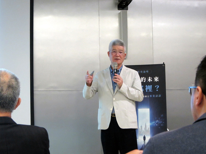 從1980年代就進入新聞業的胡元輝歷經電腦化作業、網際網路、社群媒體等新興科技的衝擊,一路走到最近的生成式AI,可謂看遍了媒體興衰起落。(特約記者陳洧農攝) 從1980年代就進入新聞業的胡元輝歷經電腦化作業、網際網路、社群媒體等新興科技的衝擊,一路走到最近的生成式AI,可謂看遍了媒體興衰起落。(特約記者陳洧農攝)
