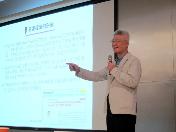 面對新聞業的困頓,胡元輝以「第一原理」來設想其出路。(特約記者陳洧農攝) 面對新聞業的困頓,胡元輝以「第一原理」來設想其出路。(特約記者陳洧農攝)