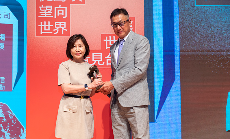 21st_FEJA_BKnews_TVBS 楊麗芬(左)從高人傑(右)手中接過獎座。