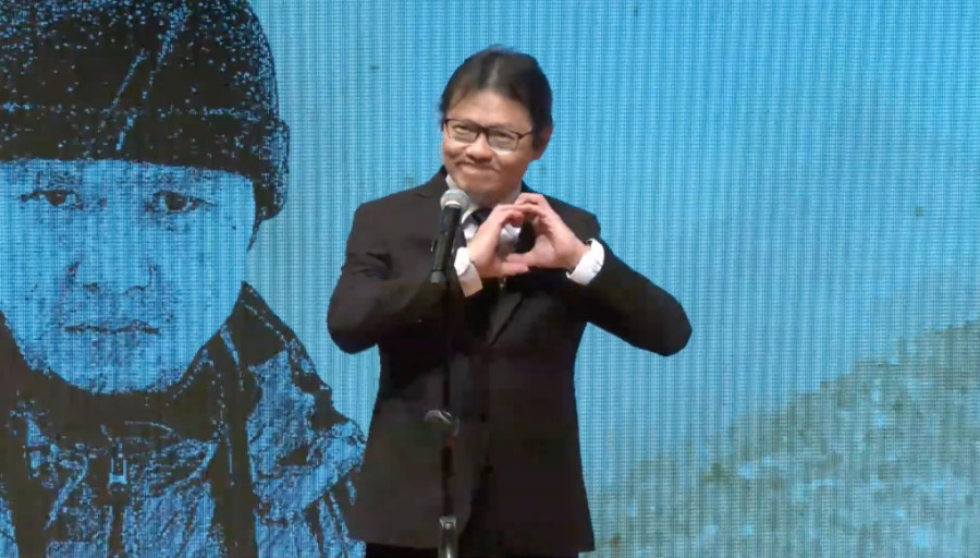 張乾琦說，孩子與家人讓他更了解什麼是「無條件的愛」，致詞最後以孩子們的母語德文，讓孩子與他同享殊榮。（特約記者宋思彤截圖）