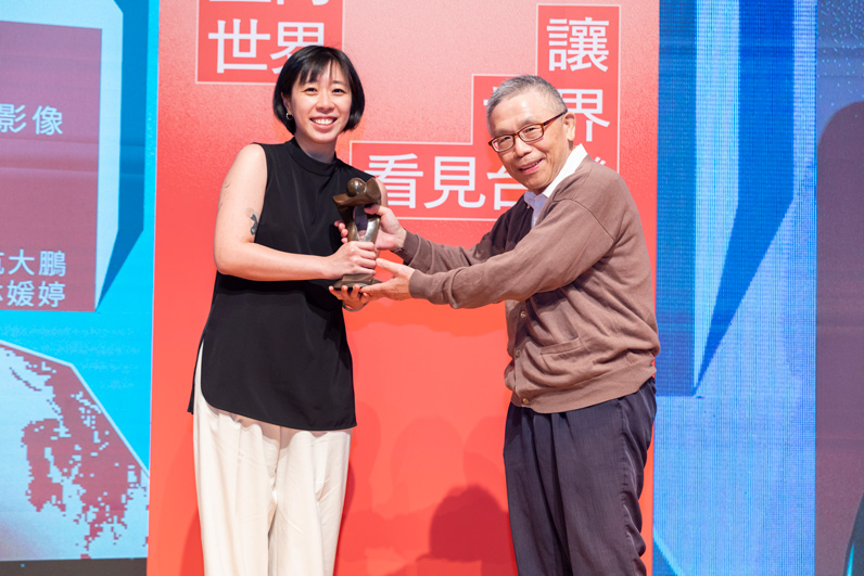 評審召集人康復明（右）擔任頒獎人，《鏡週刊》記者蔣宜婷（左）代表領獎。