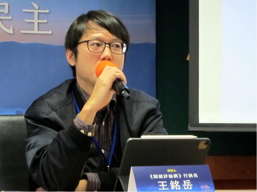 王銘岳 王銘岳:「媒體是一個非常昂貴,利潤非常薄的產業,全世界都一樣,它是勞力高度密集的工業。」陳洧農攝