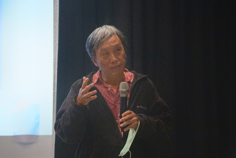 政治大學新聞學系教授馮建三分析，在重視演算法的社群媒體時代下，BBC要偏重商業導向、抑或堅守公共價值，便是重要的抉擇。（特約記者郭宇璇攝）