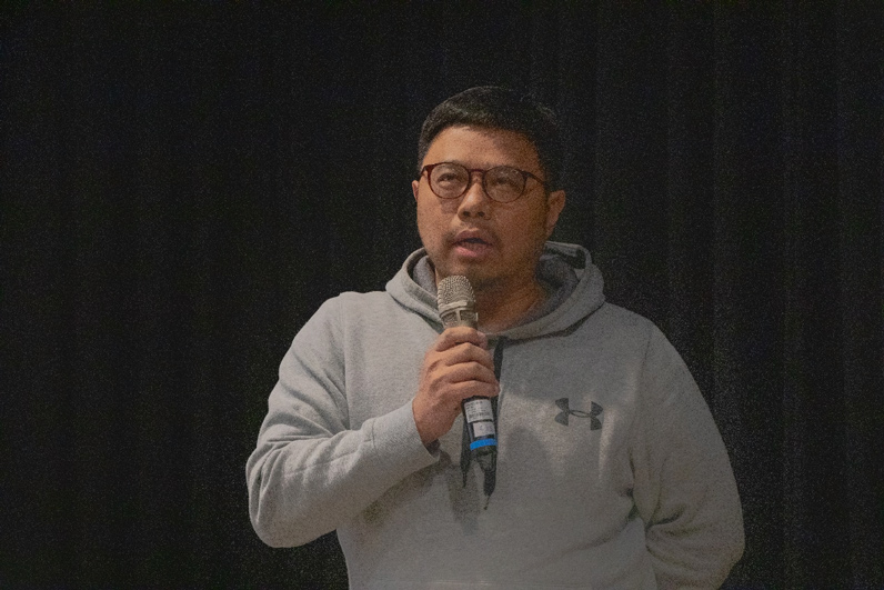 過癮科技公司創辦人鄭凱駿分享，近年來BBC在新聞與節目的主題、風格及呈現方式上皆有所轉變，有逐漸年輕化、在地化的趨勢。（特約記者郭宇璇攝）