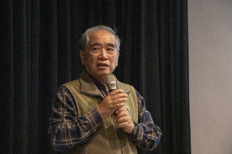政大傳播學院兼任教授鄭自隆曾擔任華視董事十餘年，也曾於去年擔任華視董事長。（特約記者郭宇璇攝）