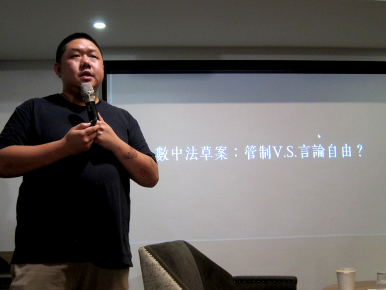 徐書磊認為，《數中法》會是短期內不會退燒的議題。（特約記者陳洧農攝）