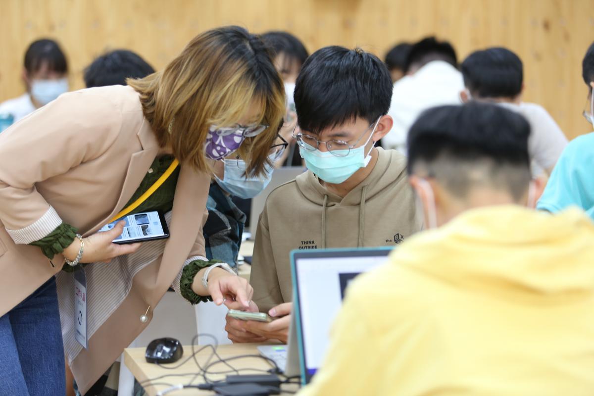 圖1：學員以手機搜圖查找照片的原始出處。胡靖宇拍攝（台灣事實查核中心提供）