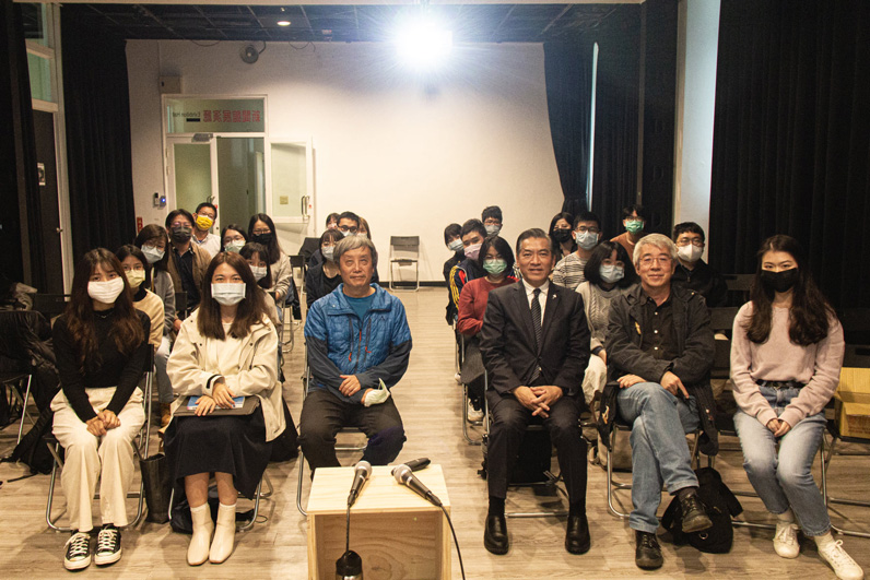 政大傳院 Media Talks系列講座，資深媒體人何日生（前右3）分享何謂建構式新聞。政大傳播學院教授馮建三（前左3）主持 。（圖片來源：政大傳院Media Talks提供）