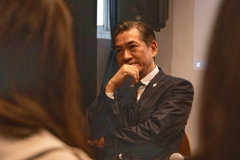 何日生認為「這世界是被意識形塑的，世上沒有真正的中立。」（特約記者林立雅攝）
