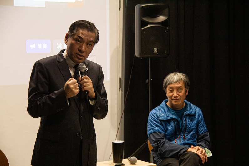 何日生說，記者雖可介入新聞，但介入多少，是一個智慧。（圖片來源：政大傳院Media Talks提供）
