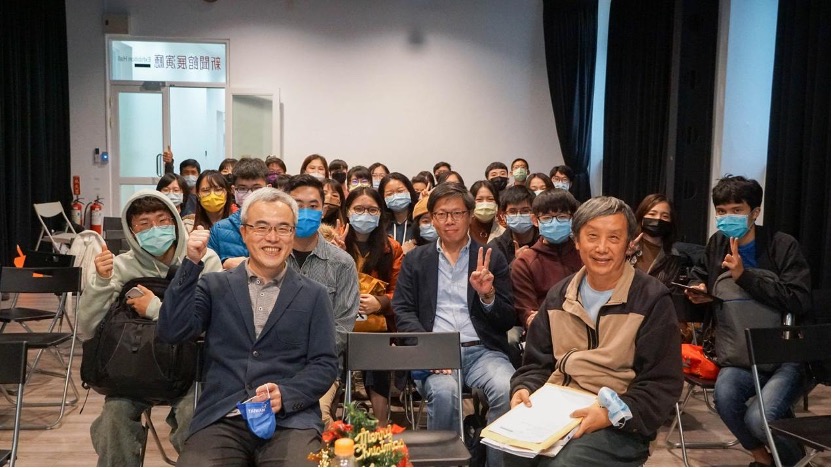 羅世宏（前左）表示，若推動公民新聞券，有助於台灣發展成一個民主更健壯的社會。前右為演講主持人，政大新聞系教授馮建三。（劉郁葶攝）