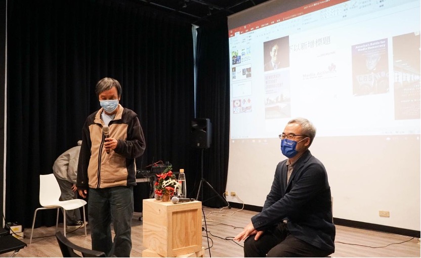 羅世宏（右）認為，「擴大公共媒體的規模與能量」是台灣新聞業的解方之一。左為政大新聞系教授馮建三。（劉郁葶攝）