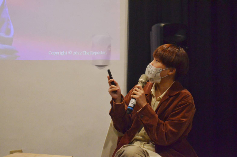 主講人陳德倫分享完成社交網路交友騙局專題報導的經驗。（特約記者黃翊閔攝）