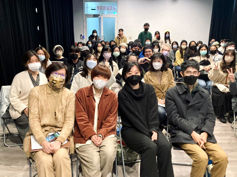 主講人蔣宜婷（右2）、陳德倫（左2）、主持人方念萱（左1）與現場出席聽眾合影。（政大傳院Media Talks提供）