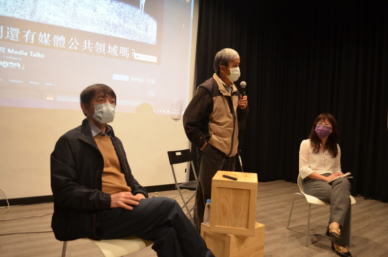 政大傳院Media Talks邀請《天下雜誌》副總編輯林倖妃(右)和《菱傳媒》社長陳申青(左)經驗分享,政大新聞系教授馮建三(中)擔任主持人。(特約記者黃翊閔攝) 政大傳院Media Talks邀請《天下雜誌》副總編輯林倖妃(右)和《菱傳媒》社長陳申青(左)經驗分享,政大新聞系教授馮建三(中)擔任主持人。(特約記者黃翊閔攝)