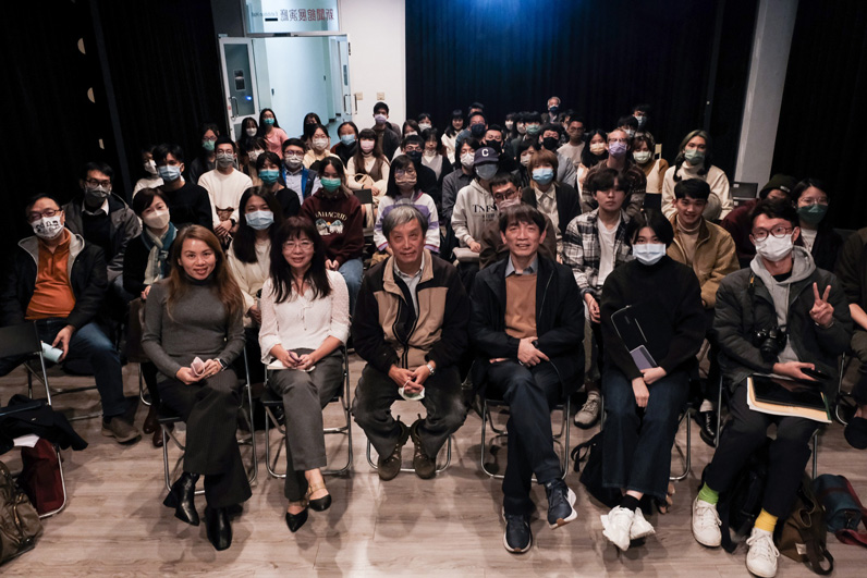 MediaTalks_w2_04 主講人林倖妃(左2)、陳申青(右3)、主持人馮建三萱(左3)與現場出席聽眾合影。(政大傳院Media Talks提供)