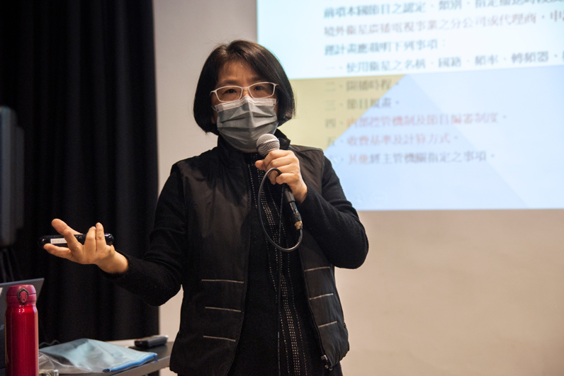 陳依玫指出，政府規範僵化，媒體面臨製作成本提高、廣告收入流失、平台內容端競爭激烈的問題，大部分盈利都被Google、臉書等數位平台拿走。（特約記者劉艾波攝）