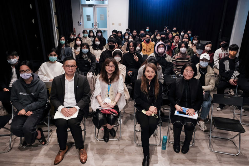 主講人林倖妃（左2）、陳申青（右3）、主持人馮建三萱（左3）與現場出席聽眾合影。（政大傳院Media Talks提供）