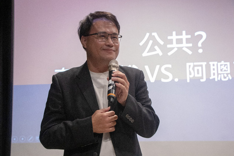 陳信聰曾主持公視的公共議題論壇節目《有話好說》近15年，目前正在籌備新節目《阿聰現煮時：島的行動客廳》。（特約記者郭宇璇攝）