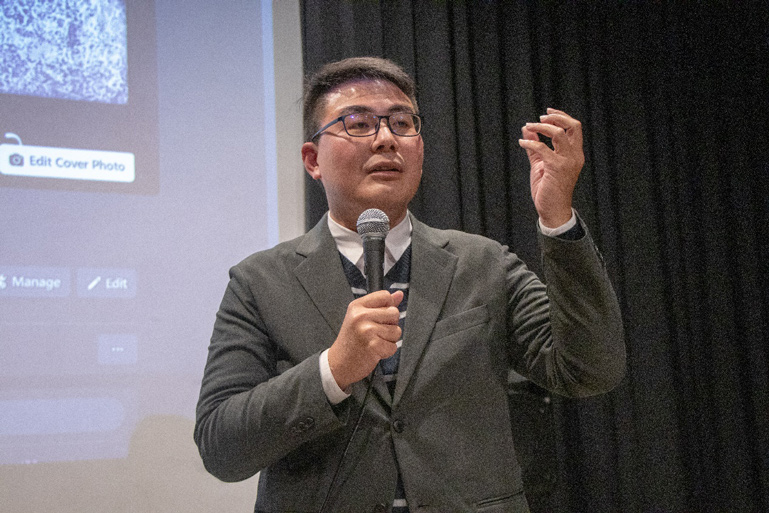 黃揚明近年以爆料政治人物的爭議事件為人所知，如引起社會輿論的前新竹市長林智堅論文抄襲爭議、以及前立法委員陳柏惟肇事逃逸爭議等。（特約記者郭宇璇攝）