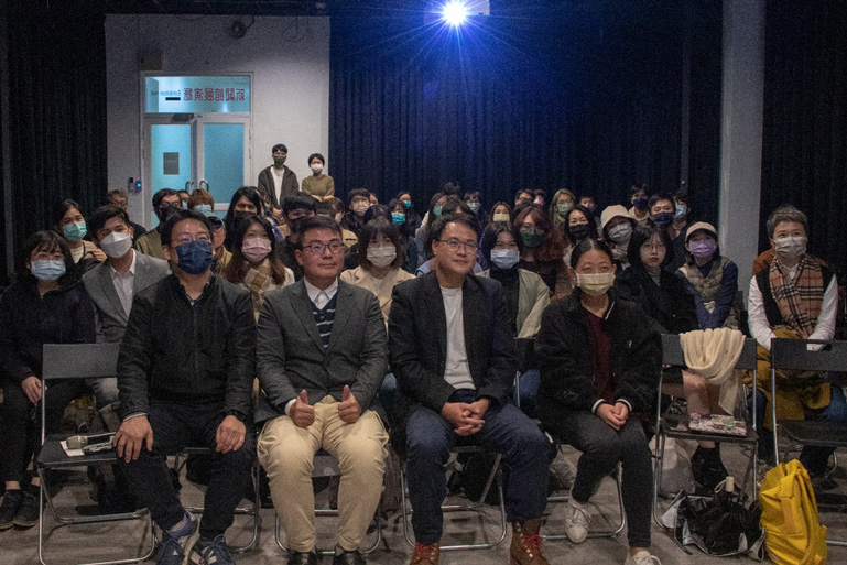 政大傳院Media Talks第四場圓滿結束，主講人黃揚明（左2）、陳信聰（右2）、主持人黃俊銘（左1）與現場出席聽眾合影。（特約記者郭宇璇攝）