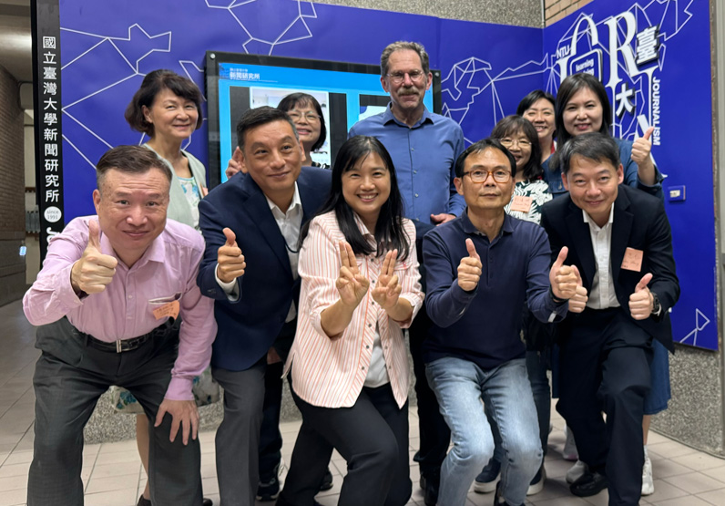 聶維斌演講後與現場聽眾合影。（台大新聞所提供╱張碩芬攝）