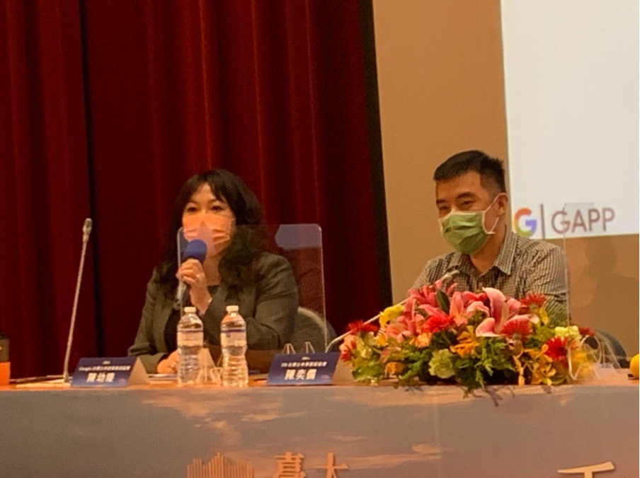 陳幼臻（左）強調Google支持自由多元獨立的媒體環境。（陳曦攝）