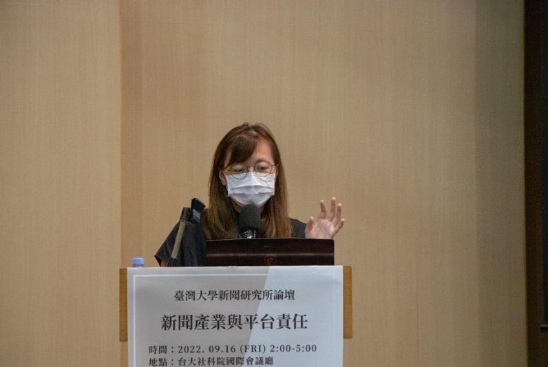 傳統出版市場正日漸萎縮,蔡蕙如表示,在近五年間,雜誌出版品收入衰退約兩成、雜誌廣告收入下滑近八成;網路數位廣告量則仍在成長中,2020年,網路數位廣告量已超過整體廣告量的六成。(特約記者郭宇璇攝) 傳統出版市場正日漸萎縮,蔡蕙如表示,在近五年間,雜誌出版品收入衰退約兩成、雜誌廣告收入下滑近八成;網路數位廣告量則仍在成長中,2020年,網路數位廣告量已超過整體廣告量的六成。(特約記者郭宇璇攝)